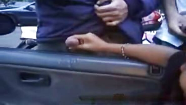 En blondin är med en brunett och med en kille också i en het trekant