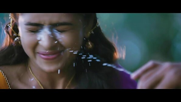 En blondin som älskar analsex tränger in djupt