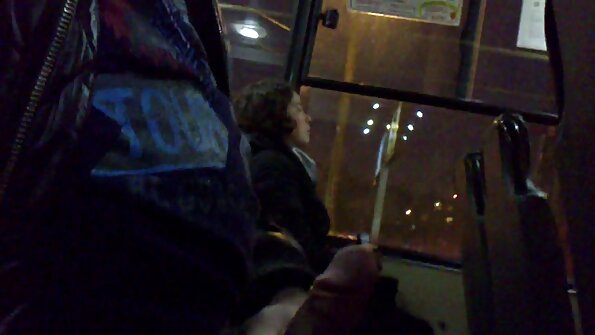 En blondin med en sexig kropp får läpparna runt en stor kuk