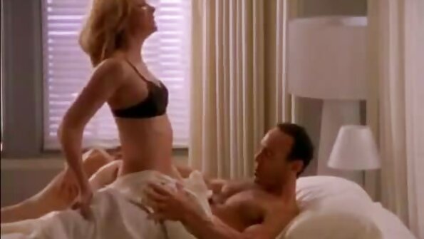 En brunett öppnar upp benen så att hon kan bli knullad av en kuk