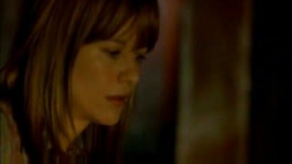 En brunett tar bort sina underkläder och har sedan roligt på sängen