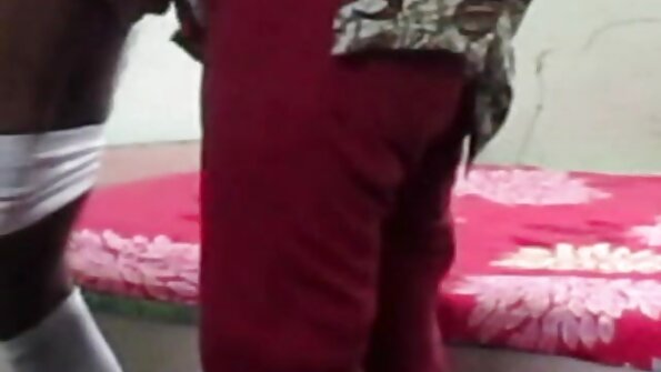 En brunett med en fin fitta känner en kuk inom sig