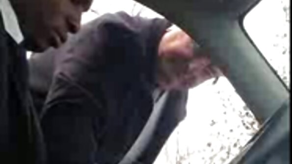 En brunett med en sexig rumpa och en fin fitta ligger i soffan, pummeled