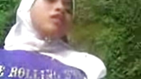 En bystig bimbo skriker när hennes röv håller på att slå hårt