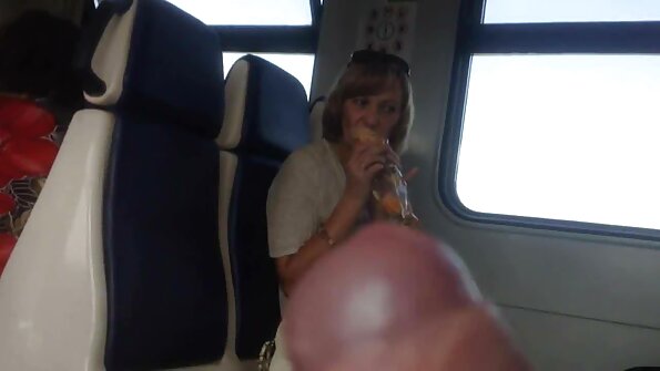 En bystig latina knullas på några lila lakan i rummet