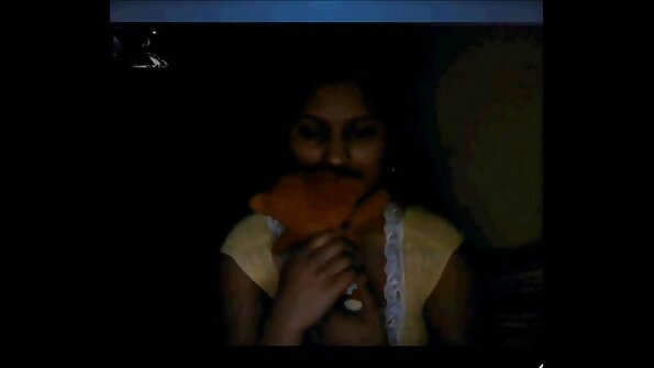 En brud som är spänd fast knullar en kille analt i soffan