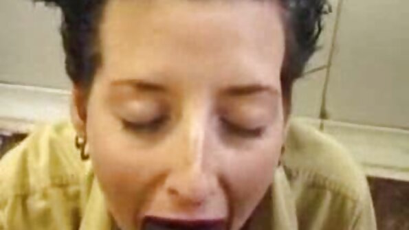 En mormor som älskar att bli knullad penetreras hårt analt