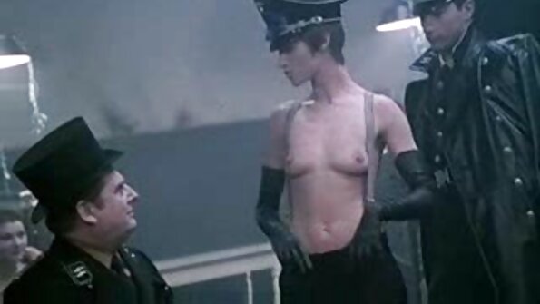 En kåt sak med tatueringar på kroppen tränger igenom