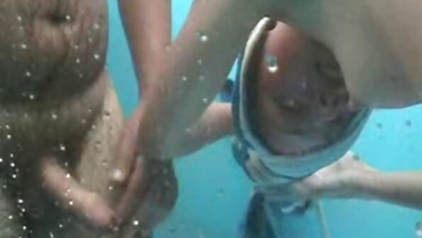 En het brud med naturliga tuttar får sina läppar runt en hård kuk