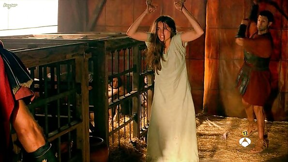 En enorm rövblondin som har pigga fasta tuttar knullas i hennes rum