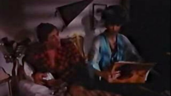 Lockande blond hora suger en stor kuk och får en munsbit av sperma