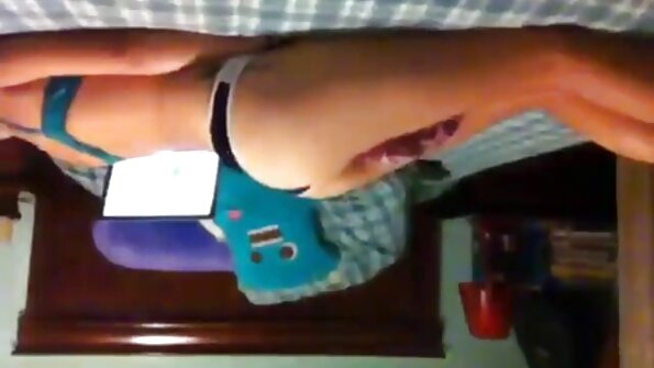 En sexig bimbo som ligger i hennes höga klackar är jävla i en bil