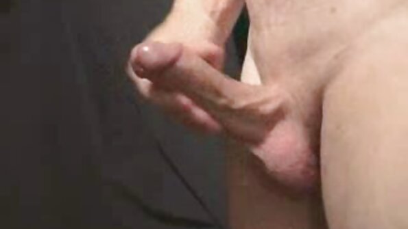 En kvinna med stora bröst och känsliga bröstvårtor knullar en kille