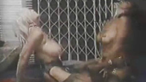 Vackra lesbiska slickar och fingrar fitta på den röda filten