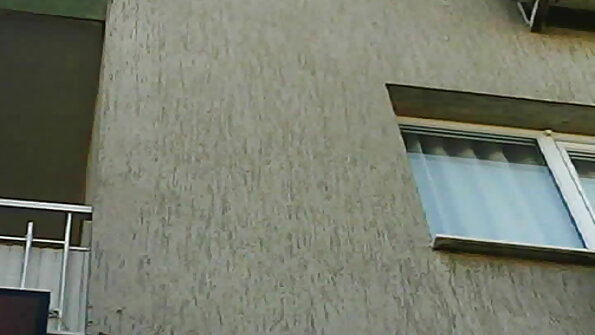 Skönhet med naturliga tuttar serverar två hårda kukar samtidigt