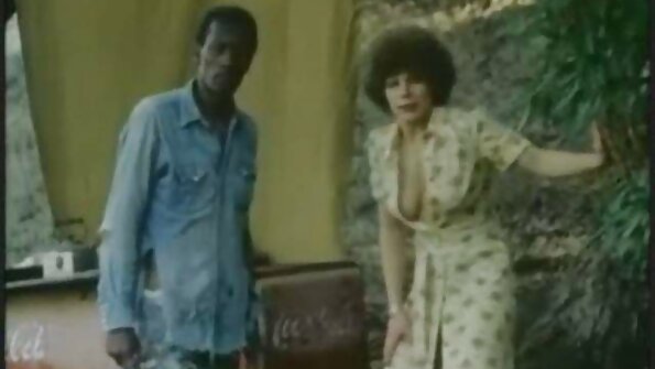 Stor byte Latina babe vet hur man böjer sig och tar det