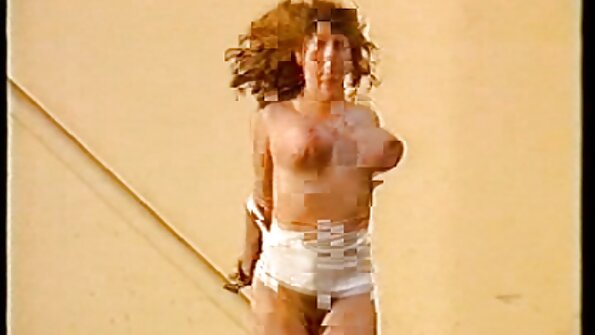 Stor strapon kuk upp hans rumpa och en handjob från hans dam