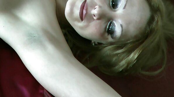 Bimbo skönhet med stora falska bröst knullar en hängad kille