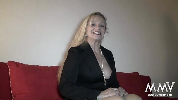 Bloke deltar i morgon trekant action med tjej och sexig MILF