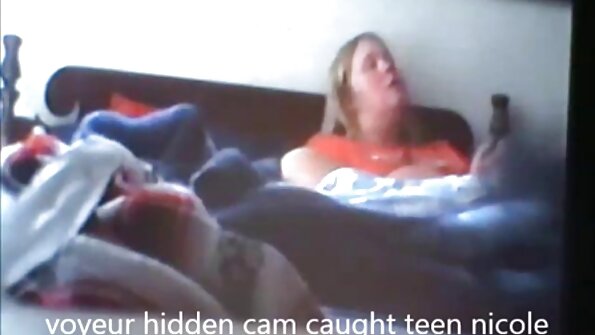 Blondin som har sin röv täckt med lotion har analsex