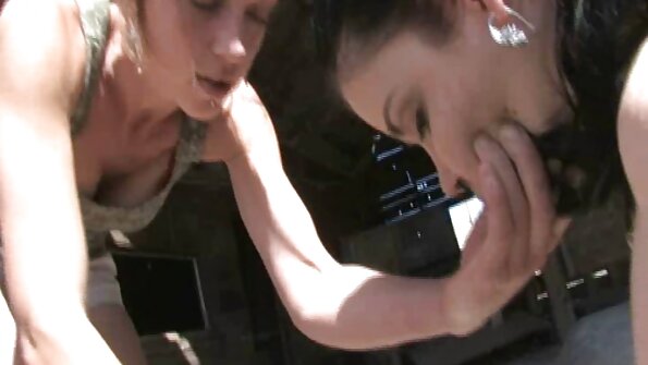 Blondin med en fin rund rumpa får sin fitta ramsad i klassrummet