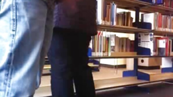 Blondin med stora bröst får sin känsliga fitta rörd av sin man