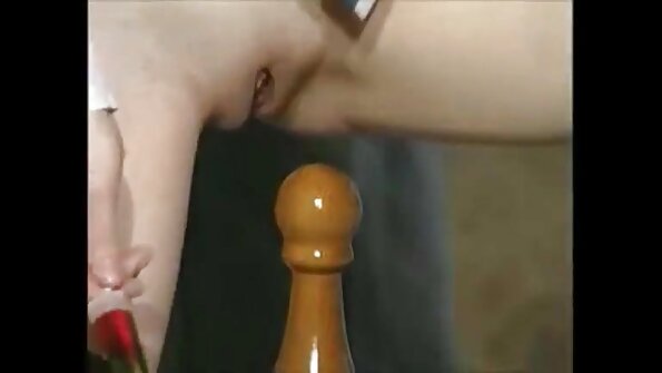 Brunettbomb får hennes rumpa penetrerad på schäslong