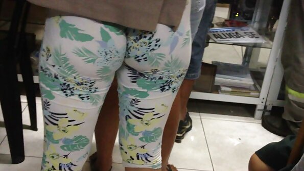 Bystig blondin MILF ger en avrunkning och får en dusch av sperma