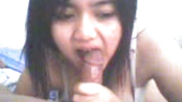 Bystig blondin spruter under het sex i köket