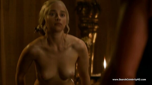 Buxom chick blir knullad av ny granne med enorm kuk