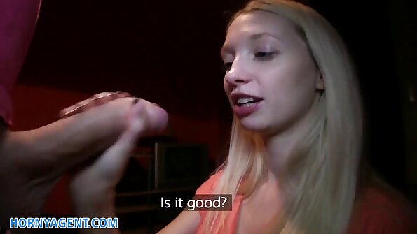 Kameramannen sträcker söt brud med bubbla rumpa i sängen