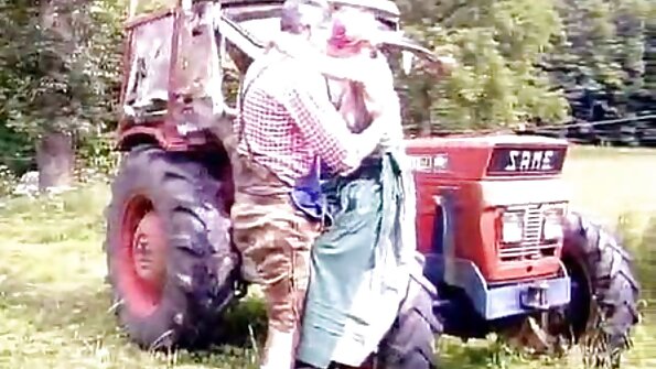 Chick faller för styvsyster som lätt frestar henne till straponing