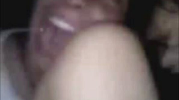 En stor röv brunett med stora tuttar skakar hennes stora våta röv