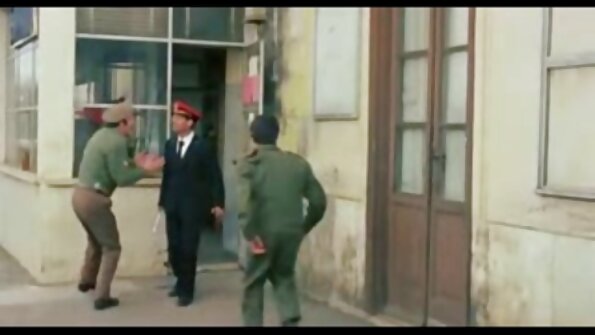 En storknäppt honung rider på en kuk som om hon var en cowgirl