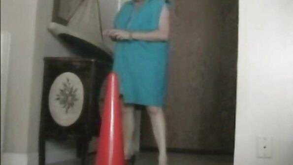 En bimbo brunett öppnar upp hennes fitta och hon visar upp solo