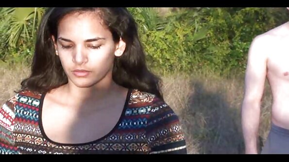 En bimbo med små bröst pummeled av en hård kuk i hennes twat