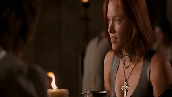 En svart tjej med små bröstvårtor visar sin kärlek till en penis