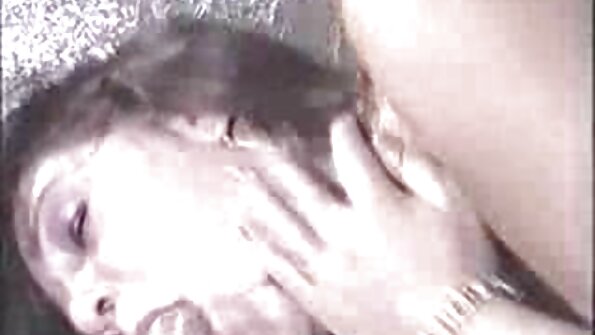 En svart kvinna och en vit kille har roligt i soffan tillsammans