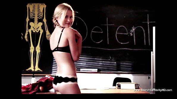 En blondin lägger benen bakom huvudet och hon blir jävligt bra