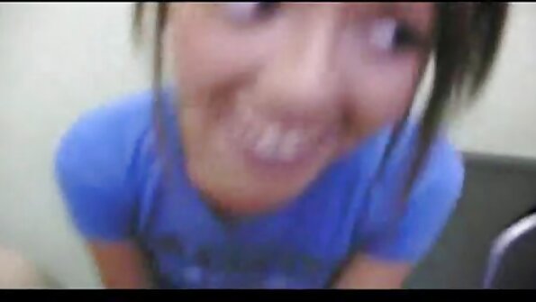 En blondin som har en underbar röv är med sin man som rider honom