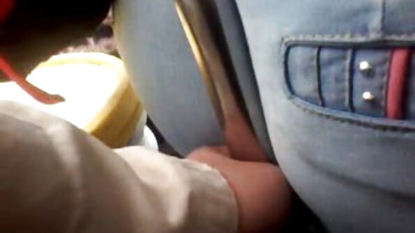 En blondin med stora tuttar är på hennes sida och hennes fitta förstörs