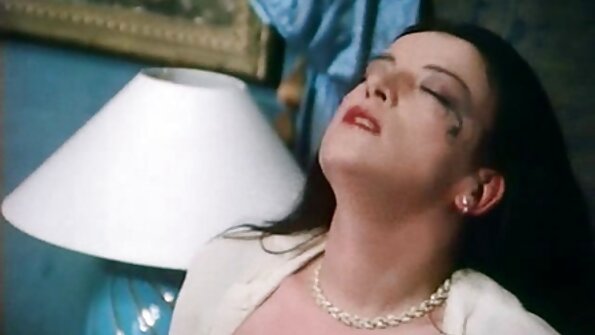 En brunett gör analsex framför kameran och hon stönar