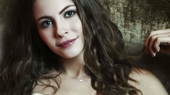 En brunett med en stor röv får sin blöta fitta slickad