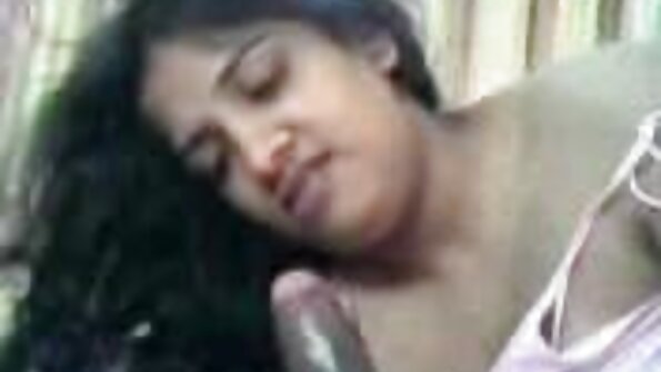 En mörk tjej som älskar vita dudes knullas på sängen av sin man