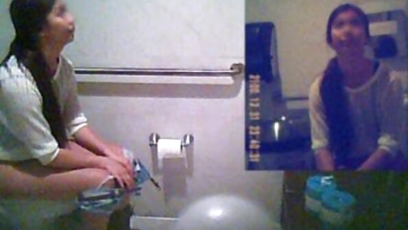 Bedårande brunett älskling Izi Ashley har två stora kukar hemma