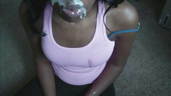 Bedårande tonåring böjer sig för att göra det vovve stil på sängen