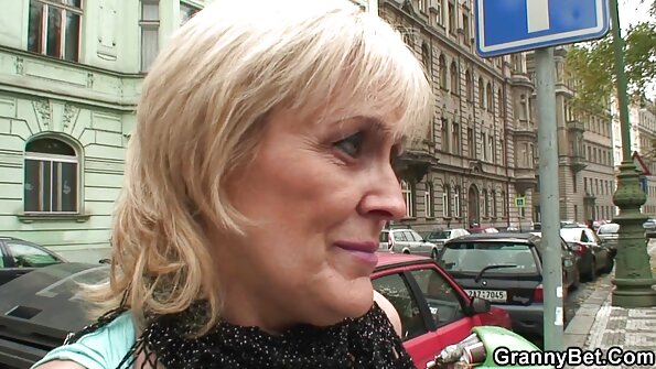 En passformig milf som har stora falska tuttar suger en stor kuk