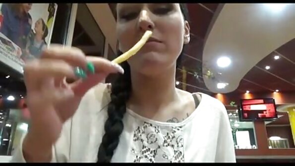 En mormor är med en het ung tik som får sina fitta -läppar slickade