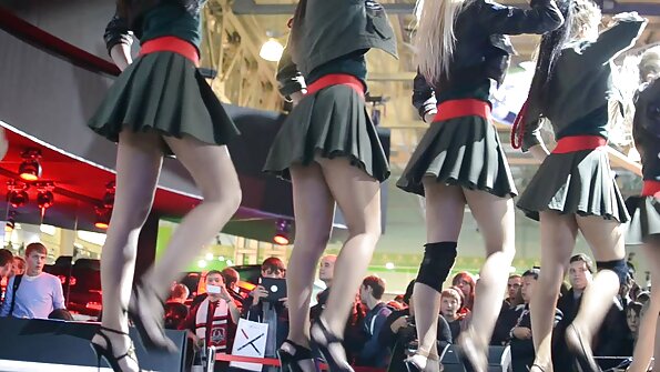 En kåt asiatisk och vit brud leker med varandra