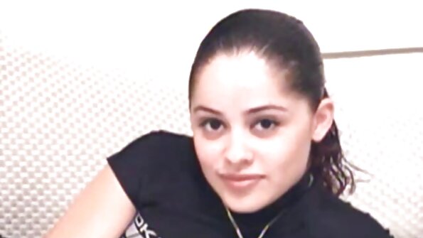 En het blondin som ligger i hennes höga klackar knullas av två män